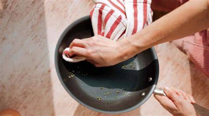 How to clean bottom of pans